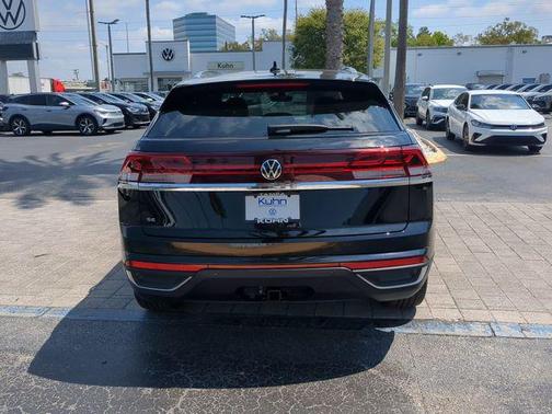 Deep Black Pearl 2026 Volkswagen Atlas Cross Sport 2.0T SE w/Technology