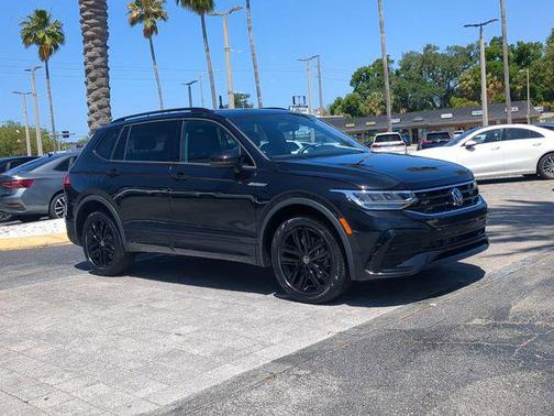 Deep Black Pearl 2022 Volkswagen Tiguan 2.0T SE R-Line Black