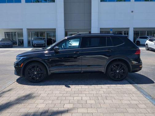 Deep Black Pearl 2022 Volkswagen Tiguan 2.0T SE R-Line Black