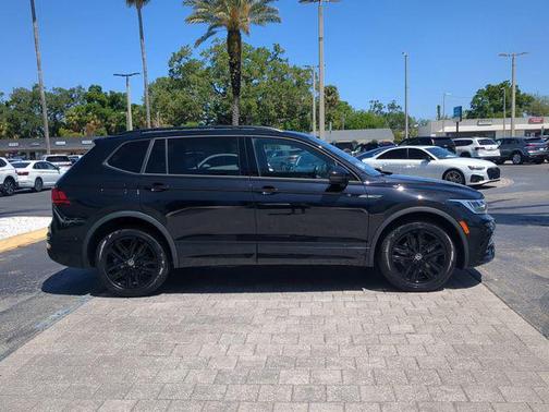 Deep Black Pearl 2022 Volkswagen Tiguan 2.0T SE R-Line Black