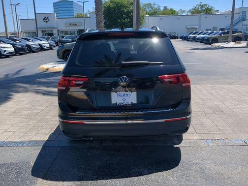 Deep Black Pearl 2024 Volkswagen Tiguan 2.0T SE