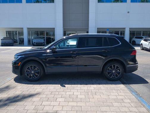 Deep Black Pearl 2024 Volkswagen Tiguan 2.0T SE