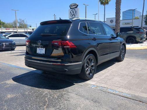 Deep Black Pearl 2024 Volkswagen Tiguan 2.0T SE