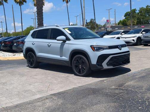 Monument Gray 2026 Volkswagen Taos SE