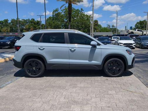 Monument Gray 2026 Volkswagen Taos SE