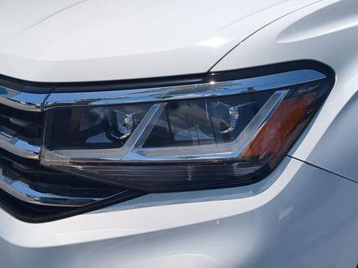 Pure White 2022 Volkswagen Atlas 3.6L SE w/Technology