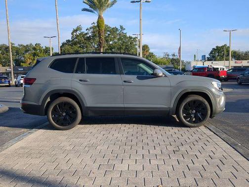 pure gray 2026 Volkswagen Atlas 2.0T SE w/Technology
