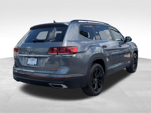 Platinum Gray Metallic 2022 Volkswagen Atlas 2.0T SE w/Technology