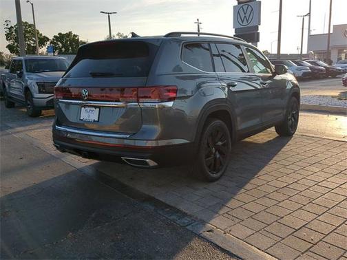2025 Volkswagen Atlas 2.0T SE w/Technology