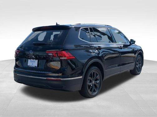 Deep Black Pearl 2024 Volkswagen Tiguan 2.0T SE