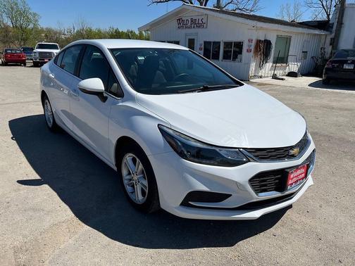 Summit White 2018 Chevrolet Cruze LT