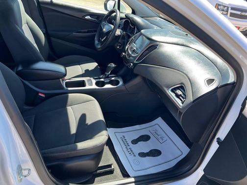 Summit White 2018 Chevrolet Cruze LT