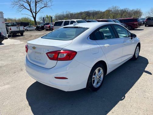 Summit White 2018 Chevrolet Cruze LT