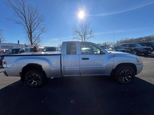 2007 Mitsubishi Raider LS