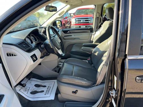Nocturne Black Metallic 2010 Volkswagen Routan SE