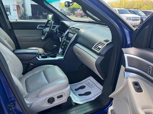 Deep Impact Blue Metallic 2013 Ford Explorer XLT