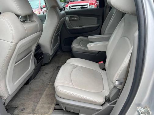 Silver Ice Metallic 2011 Chevrolet Traverse 2LT