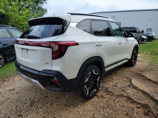 Snow White Pearl 2024 Kia Seltos SX