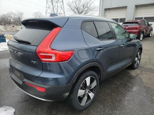 2021 Volvo XC40 T5 Momentum