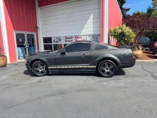 Black Clearcoat 2007 Ford Mustang Deluxe