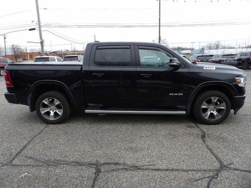 Diamond Black Crystal Pearlcoat 2020 RAM 1500 Laramie