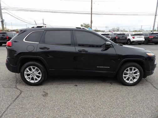 Brilliant Black Crystal Pearlcoat 2016 Jeep Cherokee Latitude