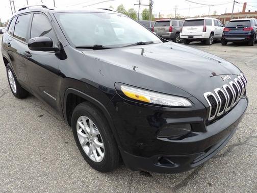 Brilliant Black Crystal Pearlcoat 2016 Jeep Cherokee Latitude