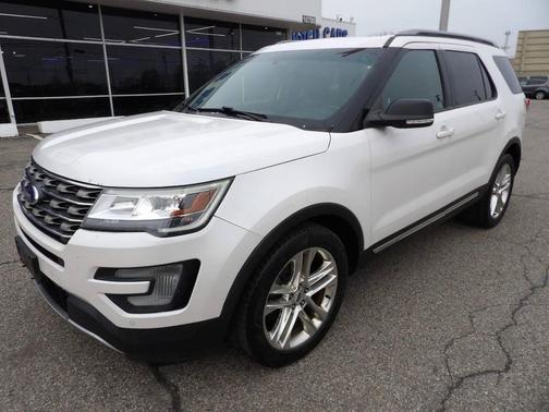 White 2017 Ford Explorer XLT