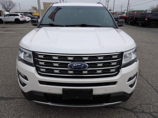White 2017 Ford Explorer XLT