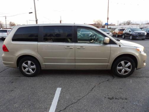 2010 Volkswagen Routan SE