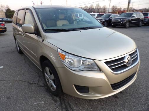 2010 Volkswagen Routan SE