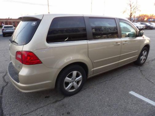 2010 Volkswagen Routan SE