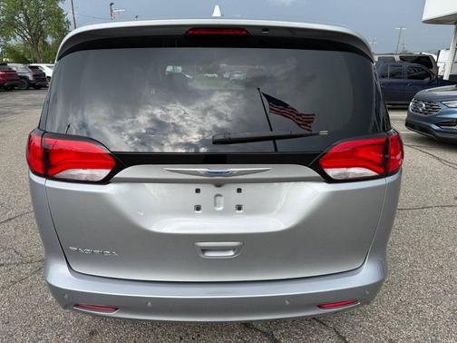 Billet Silver Metallic Clearcoat 2018 Chrysler Pacifica LX