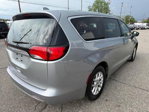 Billet Silver Metallic Clearcoat 2018 Chrysler Pacifica LX