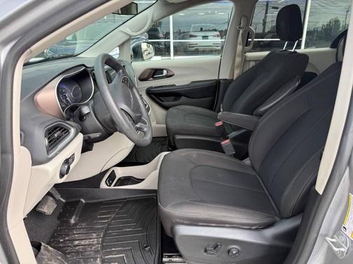 Billet Silver Metallic Clearcoat 2018 Chrysler Pacifica LX