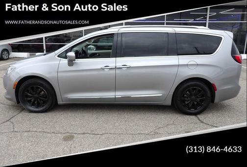 Billet Silver Metallic Clearcoat 2018 Chrysler Pacifica Touring-L