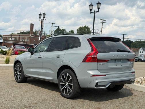 Vapour Grey Metallic 2024 Volvo XC60 B5 Plus Dark Theme