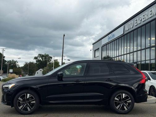 Onyx Black Metallic 2026 Volvo XC60 B5 Plus