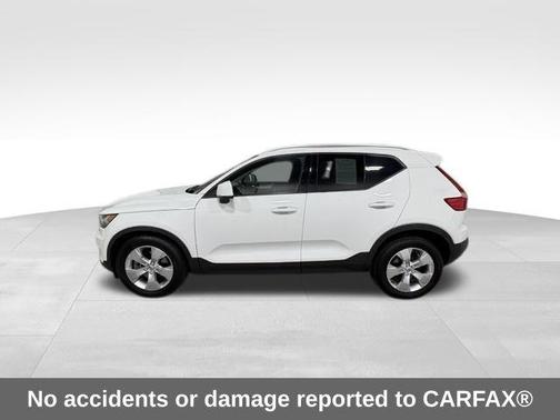 Ice White 2020 Volvo XC40 T5 Momentum
