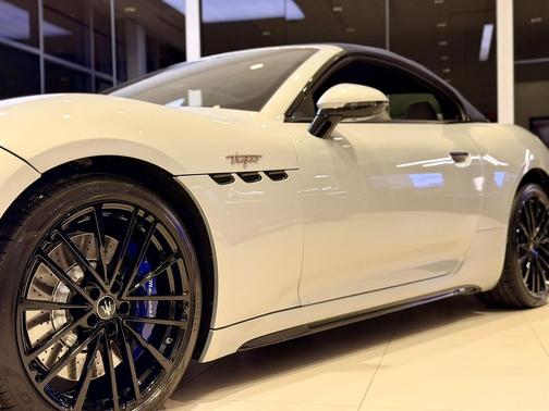 Bianco Astro Metallic 2026 Maserati GranCabrio Trofeo