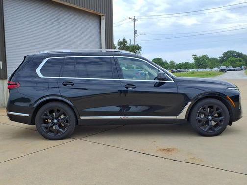 Black Sapphire Metallic 2023 BMW X7 xDrive40i