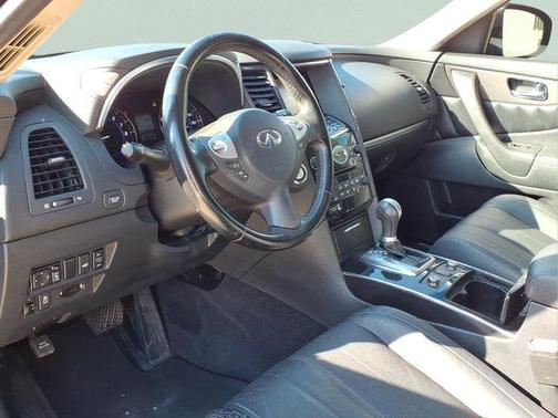 2017 INFINITI QX70 Base