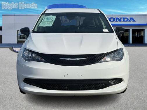 2024 Chrysler Voyager LX