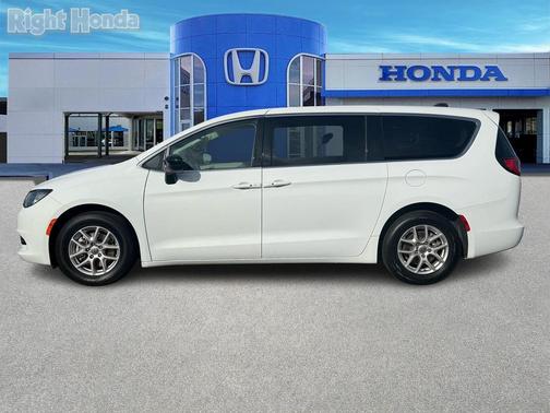 2024 Chrysler Voyager LX