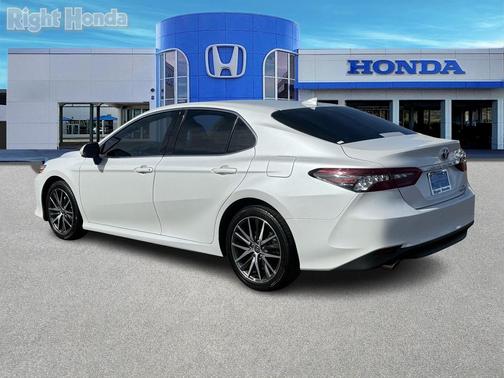 2022 Toyota Camry Hybrid XLE