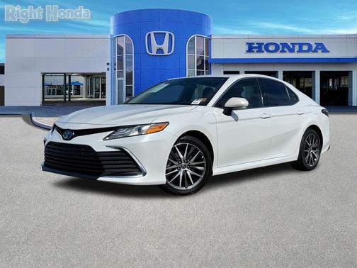 2022 Toyota Camry Hybrid XLE