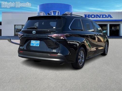 2024 Toyota Sienna XLE