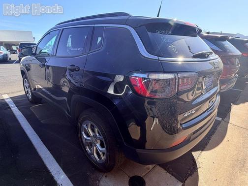 Diamond Black Crystal Pearlcoat 2024 Jeep Compass Latitude