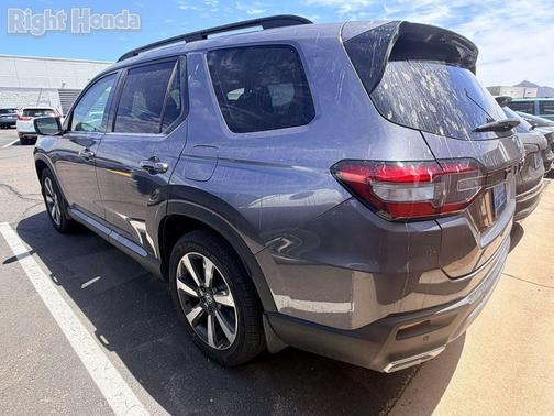 Modern Steel Metallic 2024 Honda Pilot Touring 8-Passenger