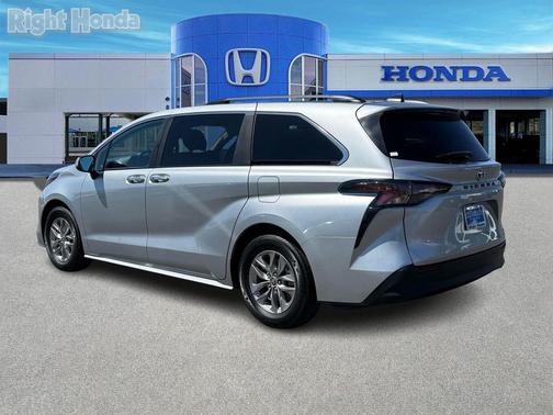 2024 Toyota Sienna XLE